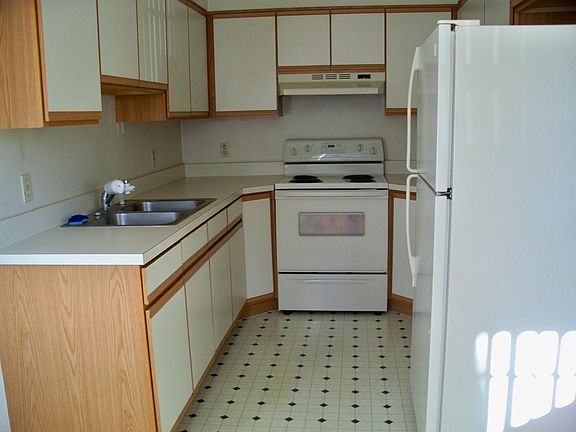 3rd image of 914 Smith St