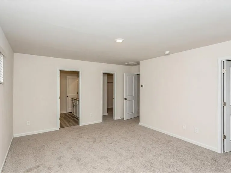 626 Mackenzie Cv — Photo 4