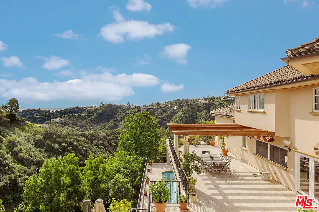 6 bed, 6.5 bath, 7049 sqft, $23,000 — Photo 1