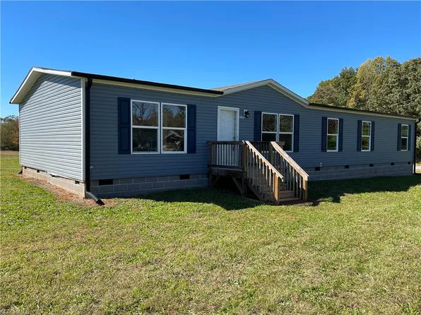 2202 Seagraves Rd, Hamptonville, NC 27020
