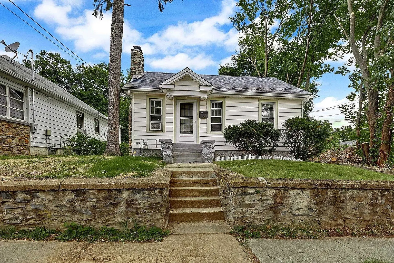 81 Davis Ave photo 1