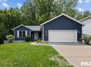 5300 Hillandale Rd, Davenport, IA 52806