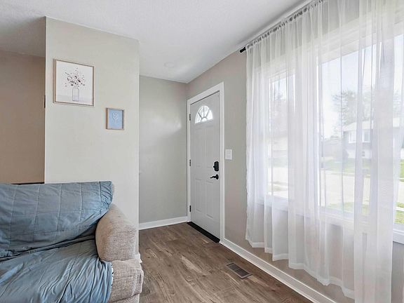 5th image of 2530 Valley Dr
