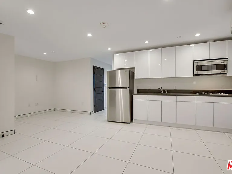 946 S Ridgeley Dr #211 — Photo 2
