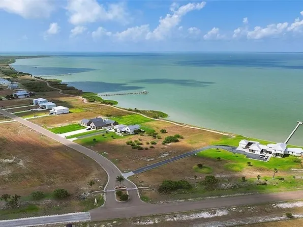 42 Bay Club Dr, Seadrift, TX 77983