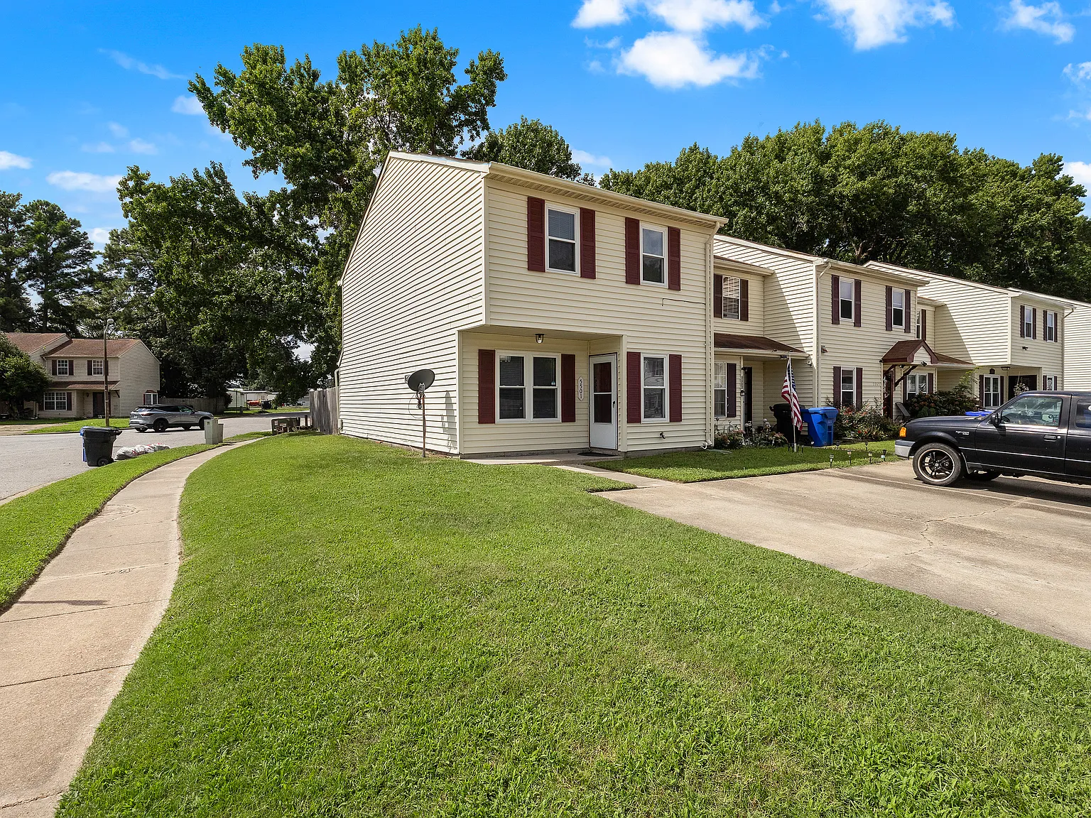 3 bed, 1300 sqft, $2,100 — Photo 2