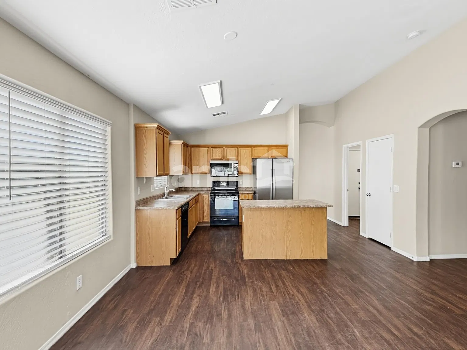 4 bed, 2.0 bath, 1909 sqft, $1,950 — Photo 4