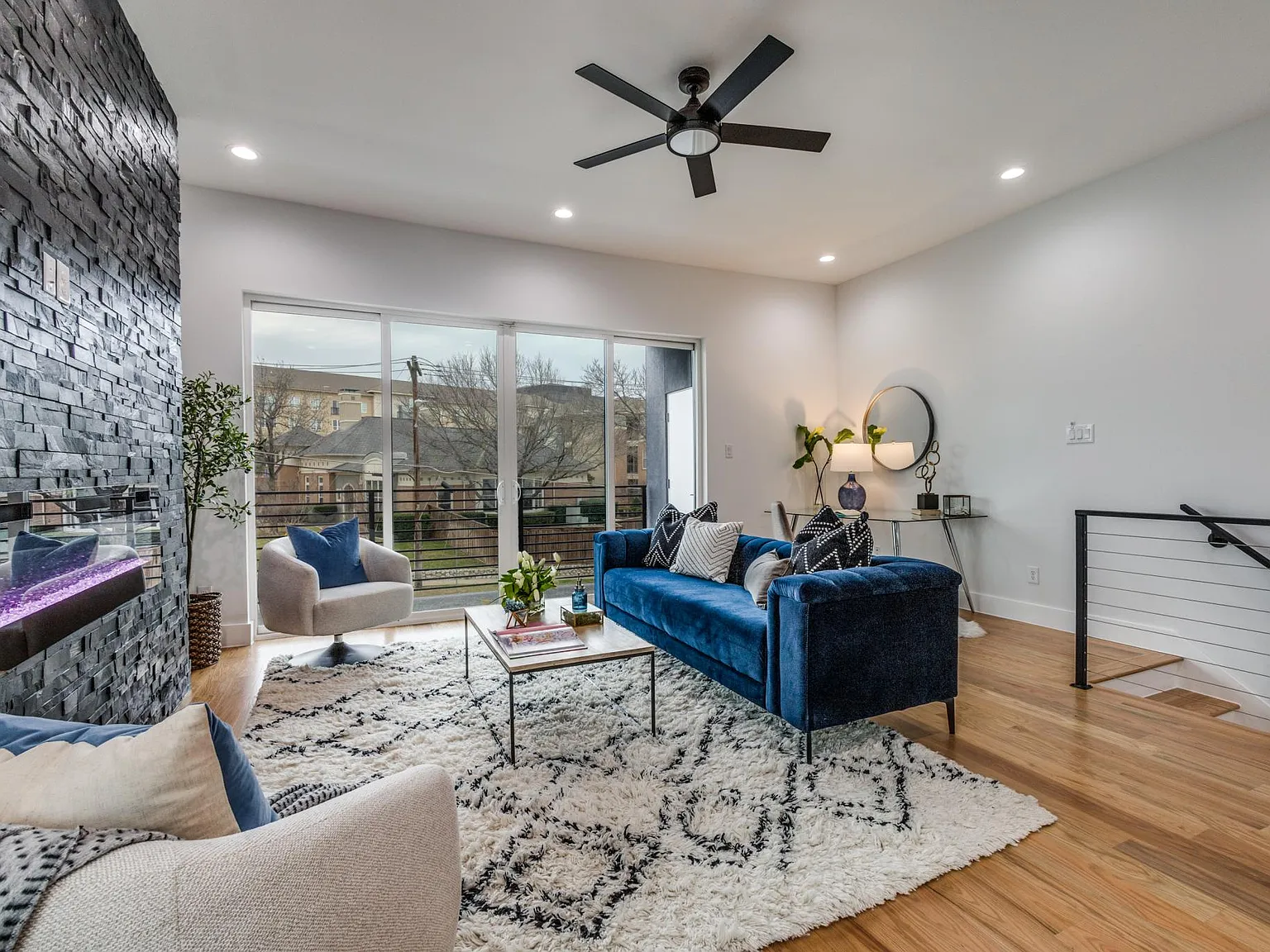 3 bed, 3.5 bath, 2199 sqft, $5,200 — Photo 3