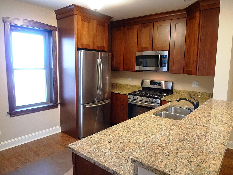 Kitchen, 4 stainless steel Samsung appliances