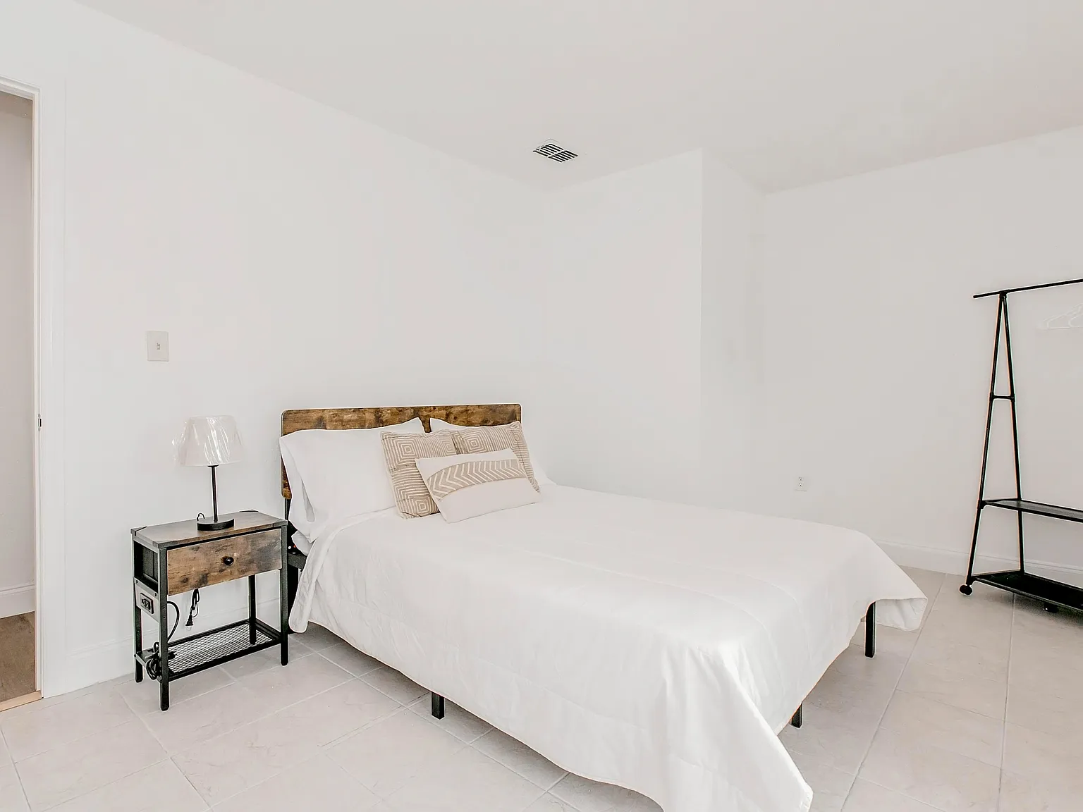 4 bed, 2.0 bath, 1176 sqft, $819 — Photo 3