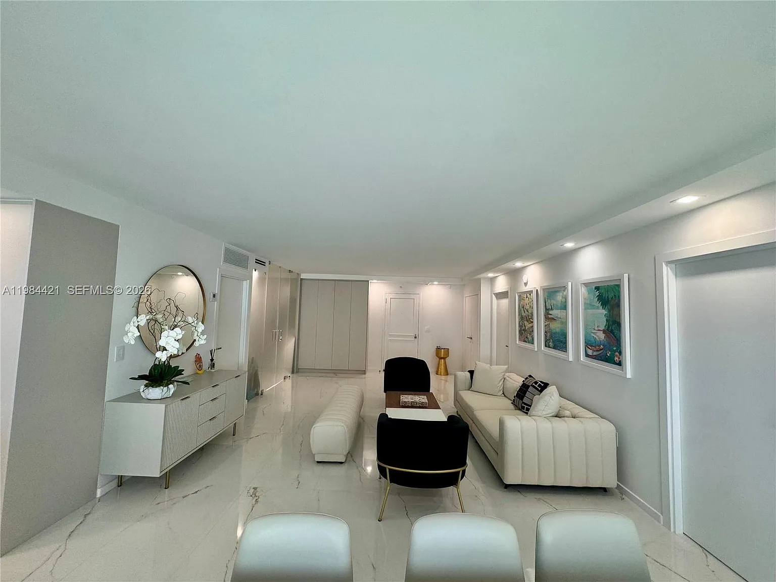 Balmoral Condo — Photo 1