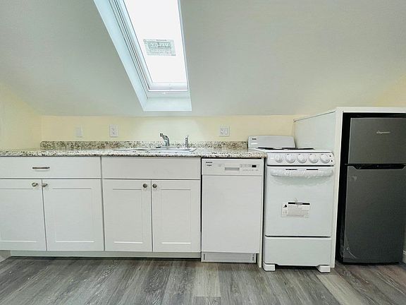 4th image of 5 Parkdale St Unit B