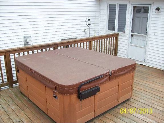 LARGE JACUZZI DECK