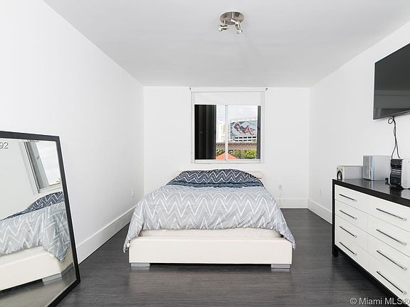 5th image of 1010 NW 11th St APT 306