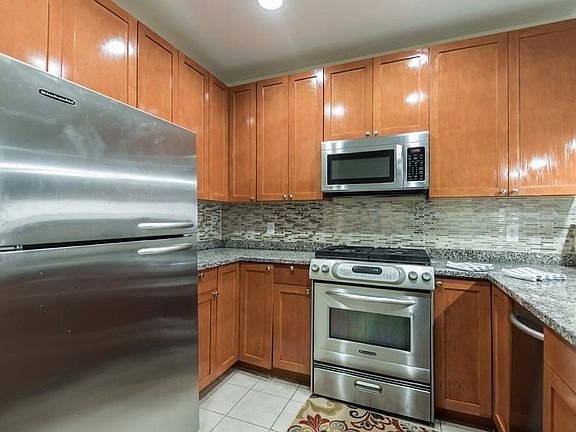3rd image of 904 Alder Way #904