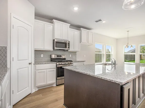 411 Wellshire Dr, West Columbia, TX 77486