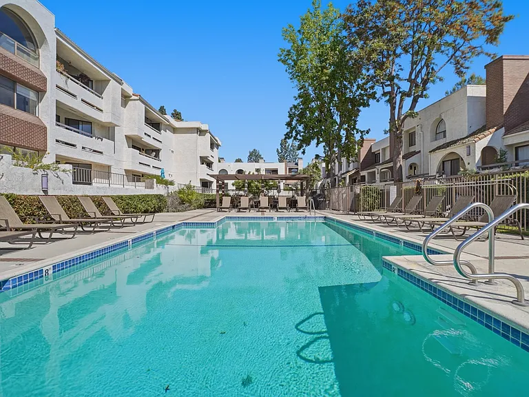 21620 Burbank Blvd #15 — Photo 28