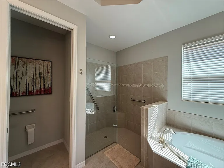 3916 King Edwards St — Photo 25