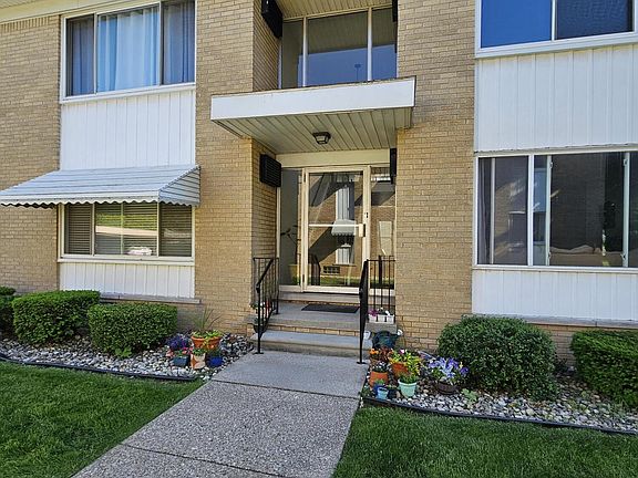 3rd image of 21350 Beaconsfield Ave