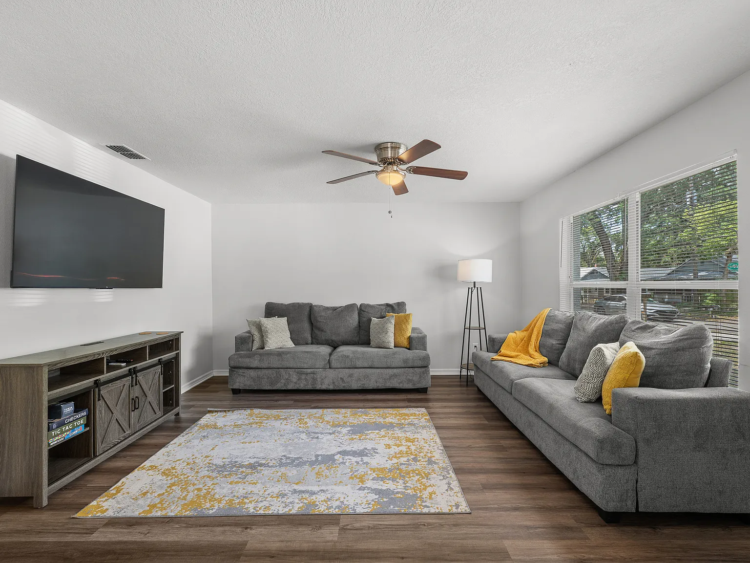 3 bed, 1200 sqft, $2,500 — Photo 3