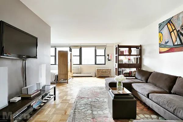 Sold by Mdrn Residential | media 1