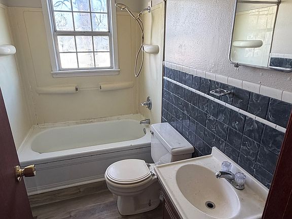 3rd image of 2512 Florence St