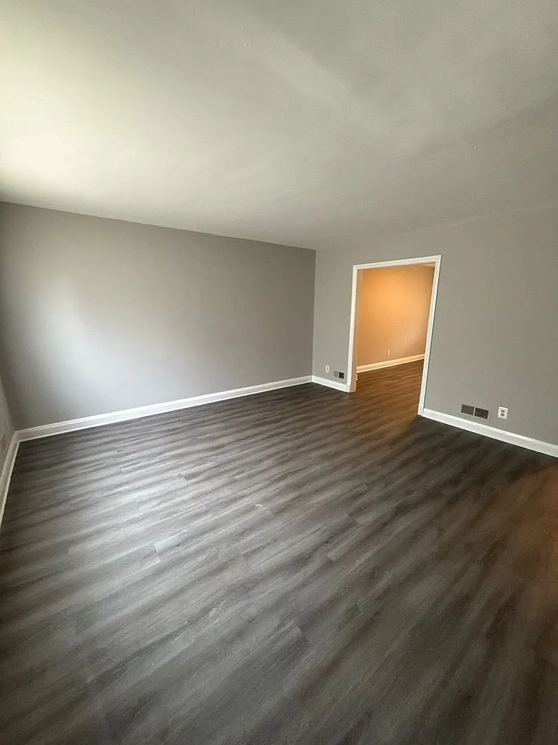 Charming 3-Bedroom Rowhome with Finished Basement — Photo 4