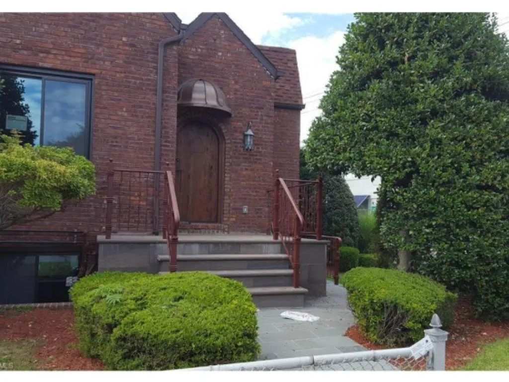 Building Photo - 2272 E 17th St #1