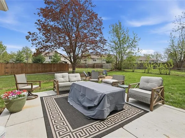 1008 SW Hiawatha Dr, Blue Springs, MO 64015