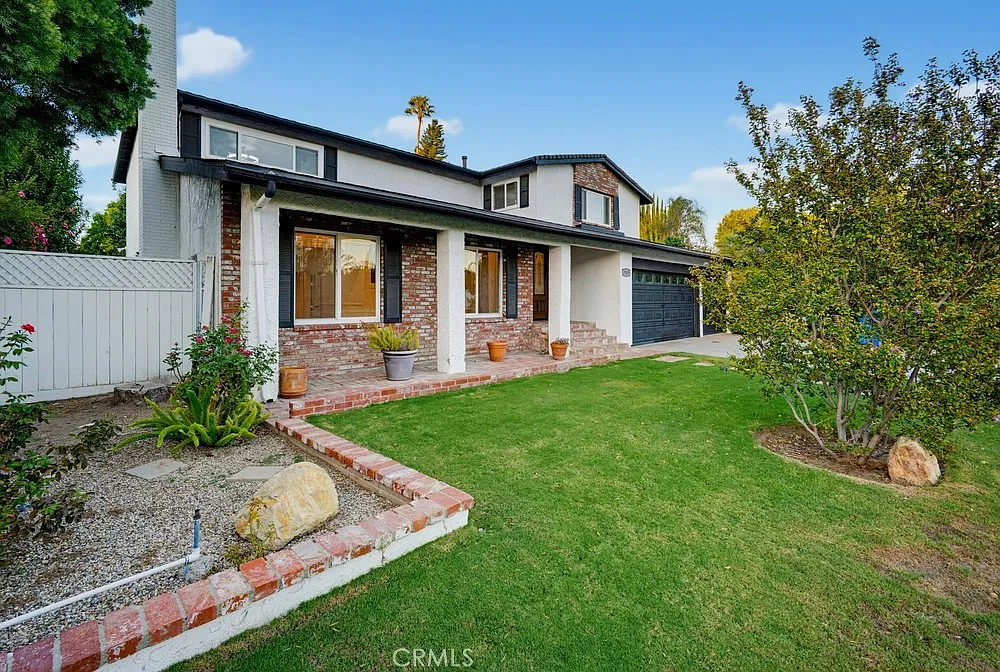 5 bed, 2828 sqft, $5,375 — Photo 2
