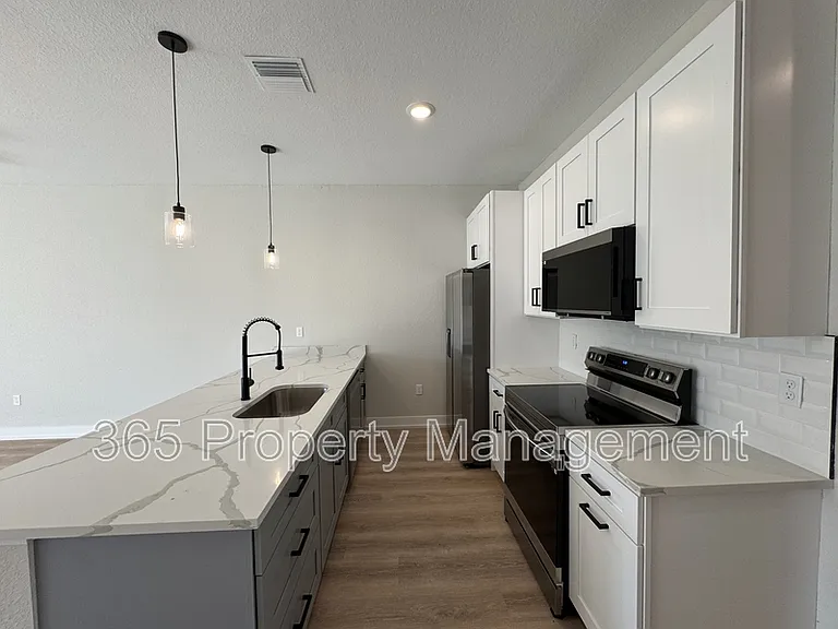 2020 Dorion St — Photo 5
