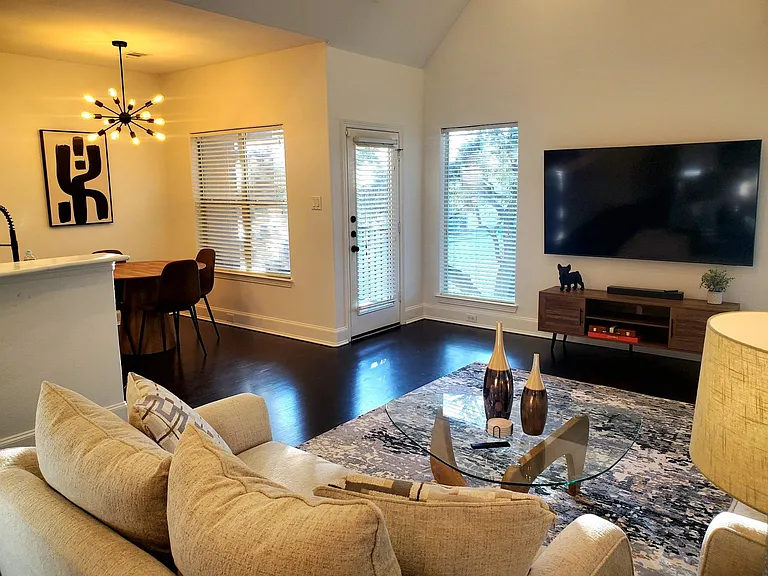 5250 Washington Ave — Photo 3