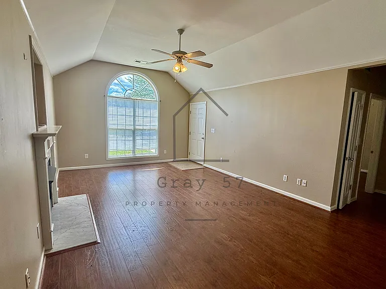 2071 Village Ln — Photo 3