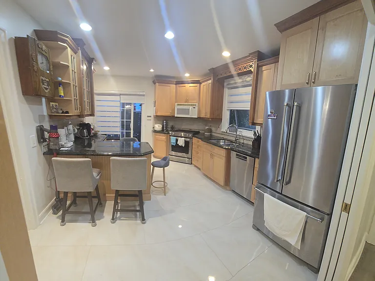 407 Saint George St — Photo 30