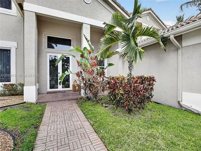 981 Waterside Cir — Photo 2