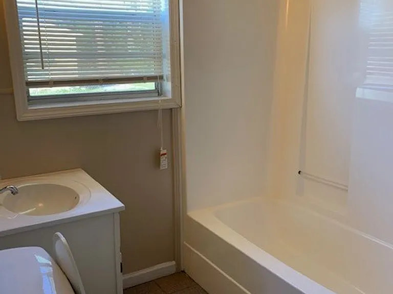 213 Herbert St — Photo 11