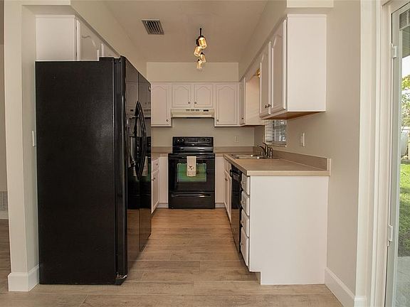 5th image of 3221 Charow Ln