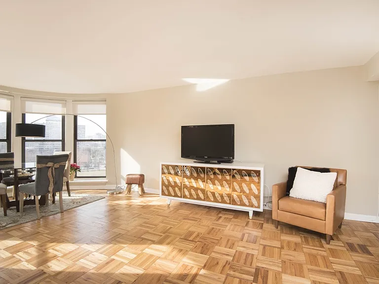 Parkway House Apartments — Photo 14