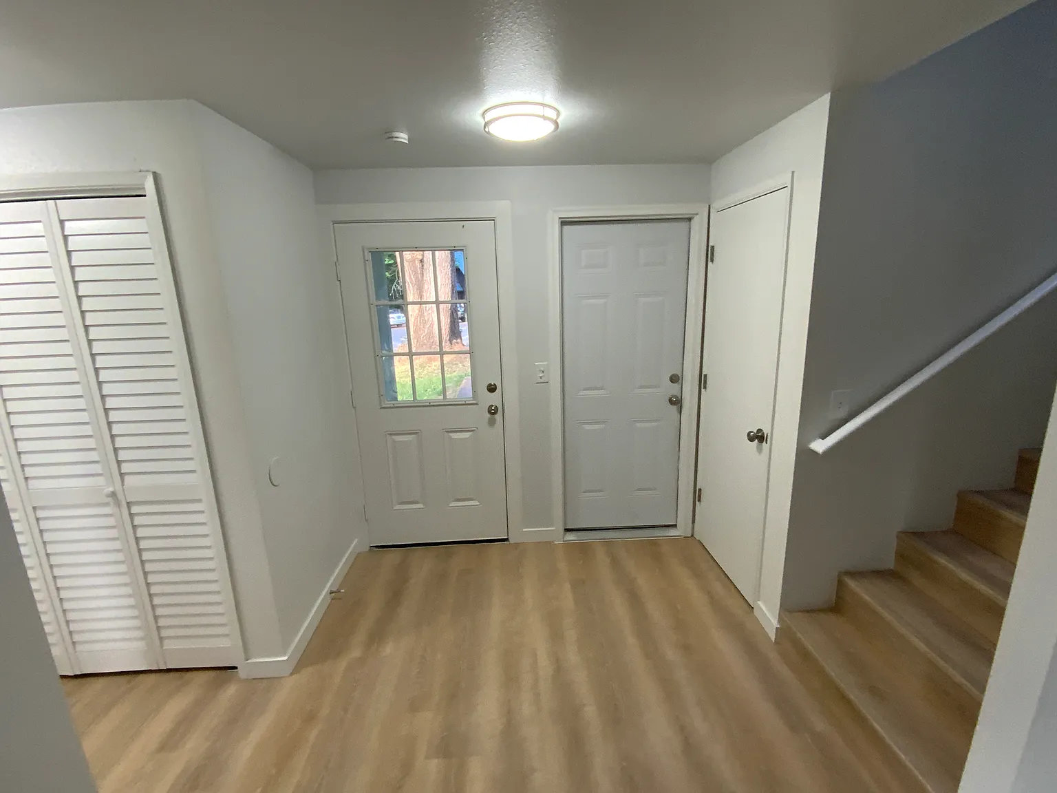 3 bed, 1.5 bath, 1250 sqft, $2,399 — Photo 2