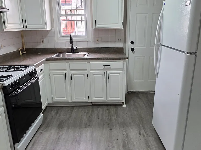 121 N Bradford St — Photo 3