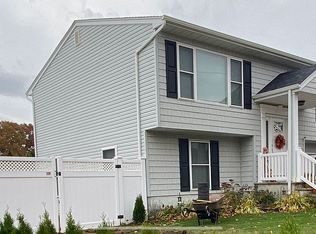 36 Westminster Ln, West Islip, NY 11795