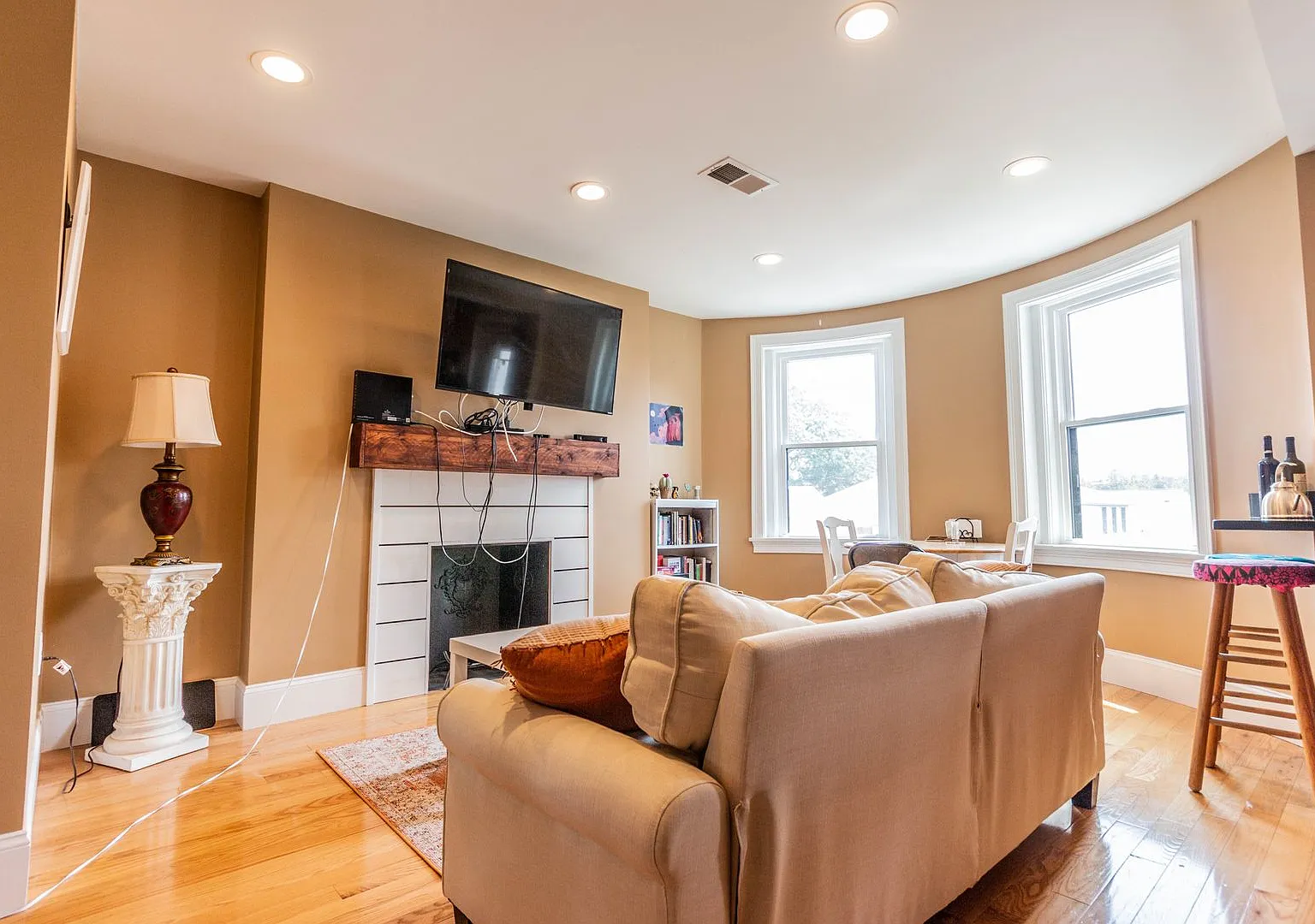 No Broker Fee! Brookline Village 4 Bed/2 Bath With In-Unit Laundry For 9/1 — Photo 1