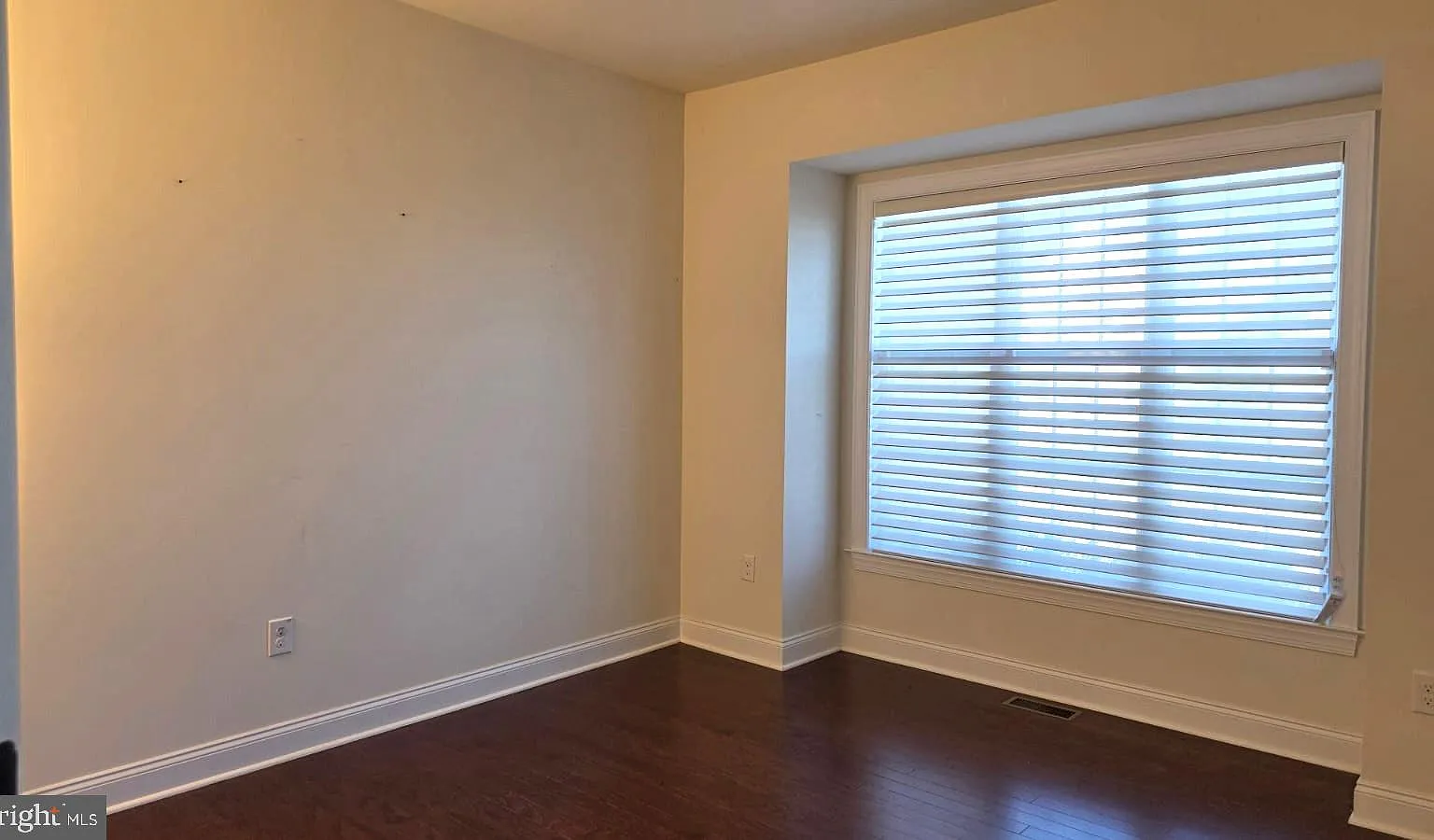 5 bed, 4.5 bath, 4079 sqft, $4,900 — Photo 3