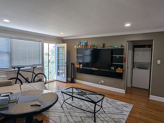 3rd image of 6037 N Rockwell St APT 3D
