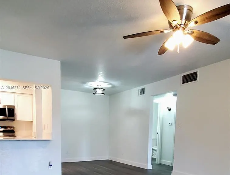 927 Riverside Dr #324 — Photo 2