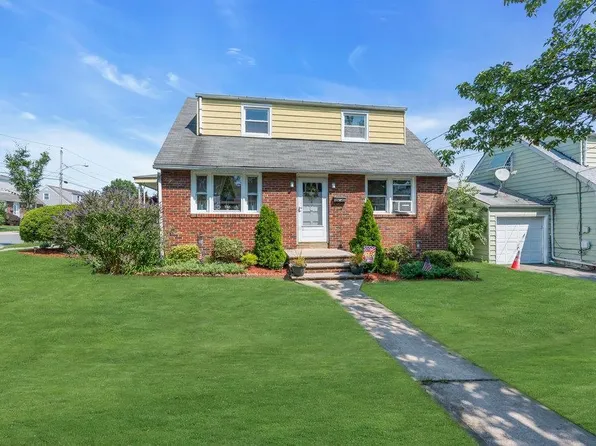 242 Pandolfi Ave, Secaucus, NJ 07094