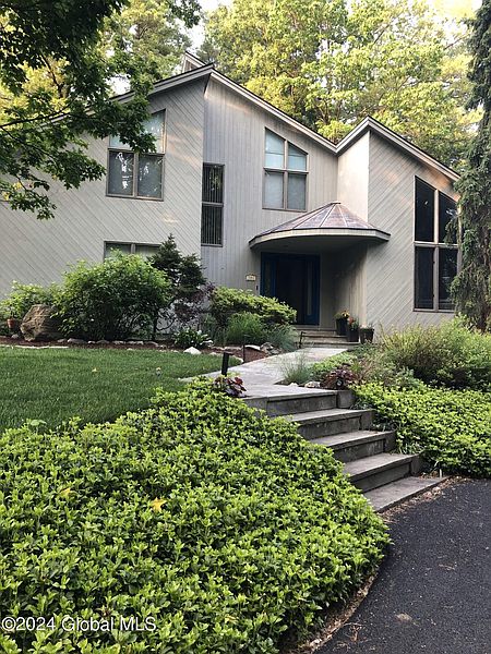 3rd image of 204 W Bentwood Court