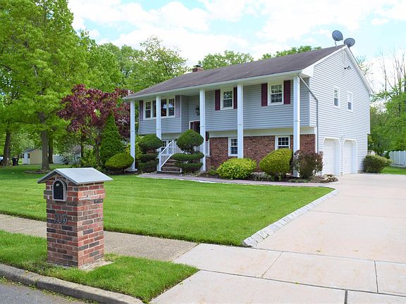 2nd image of 206 Tanglewood Ct