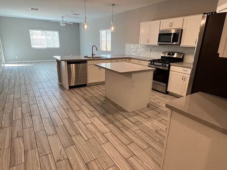 843 E Wiley Way — Photo 4