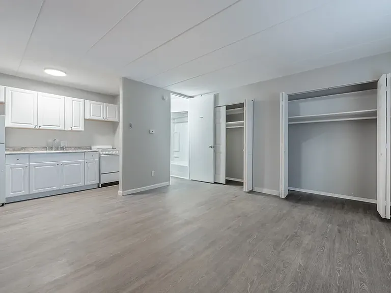 Alphada Place Apartments — Photo 21